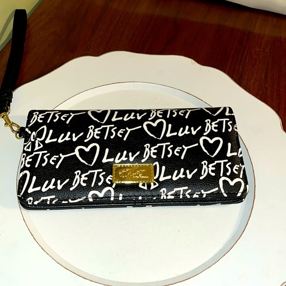 Betsey Johnson Handbags - Betsey Johnson Wristlet. EUC